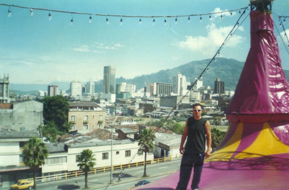 Al ver las fotos Lun Lee recuerda de inmediato los lugares en los que estuvo. "Eso es en Pereira", dice sobre la vista de la ciudad en el fondo.