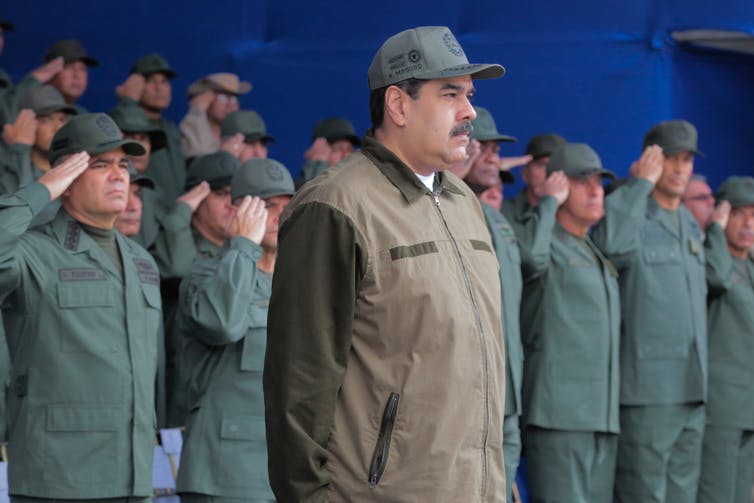 Maduro y con el ejército venezolano en diciembre de 2018. Palacio de Miraflores / Folleto a través de Reuters Maduro y con el ejército venezolano en diciembre de 2018. Palacio de Miraflores / Folleto a través de Reuters