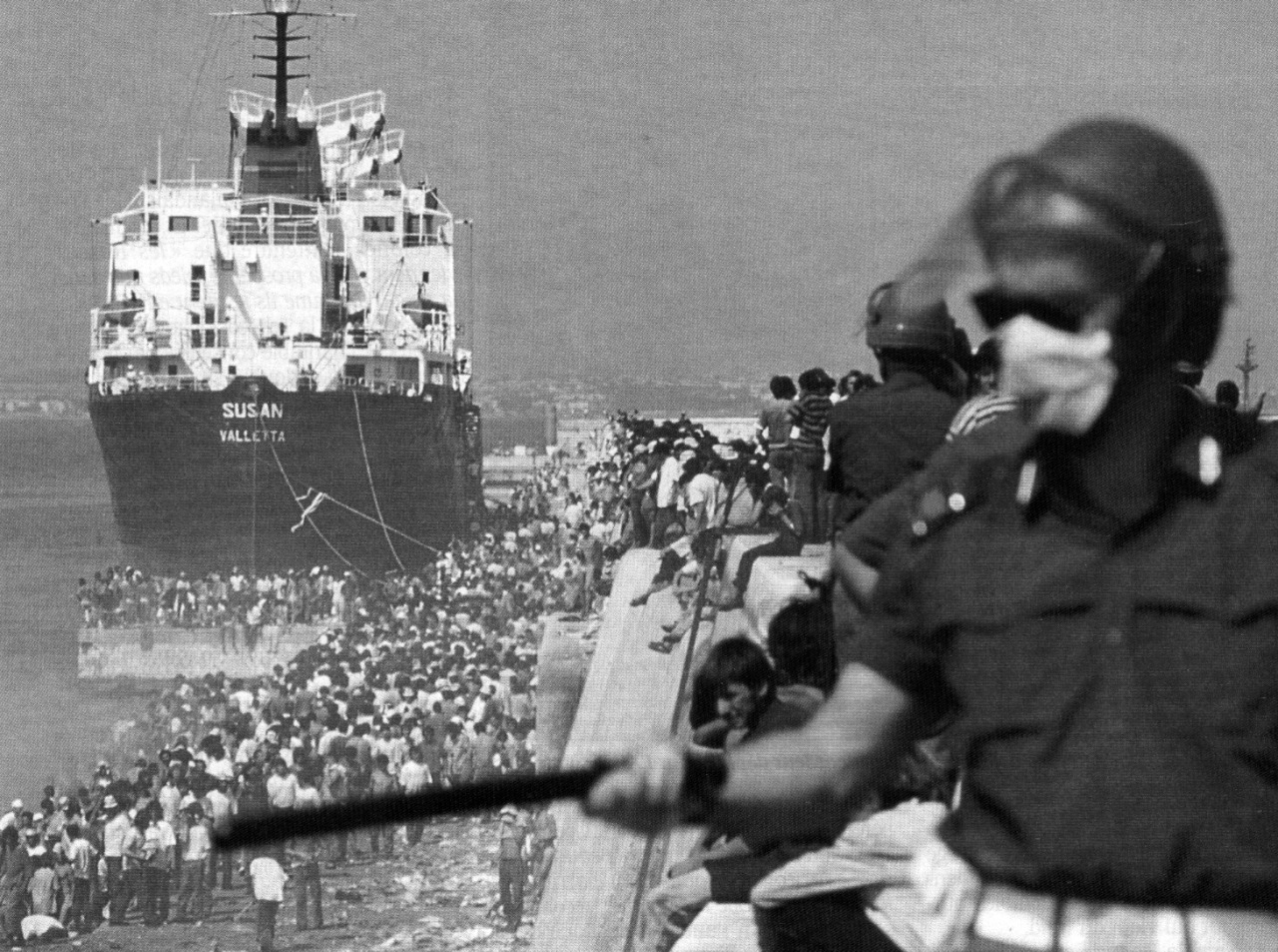 La inmigración ilegal se ha transformando en uno de los más grandes problemas de la actualidad. La inmigración ilegal se ha transformando en uno de los más grandes problemas de la actualidad.