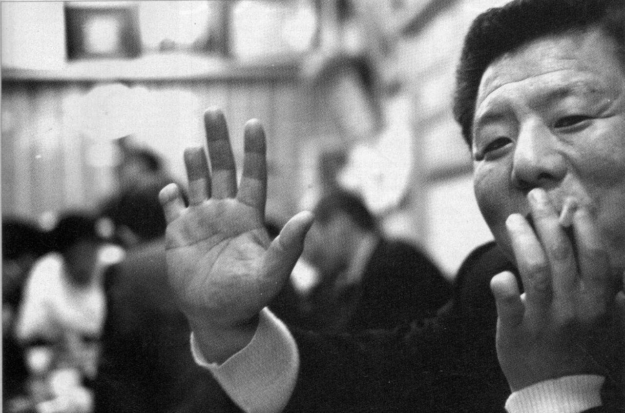 Los integrantes de la yakuza se cortan las falanges de los dedos de sus manos para conseguir el perdón por sus errores. Los integrantes de la yakuza se cortan las falanges de los dedos de sus manos para conseguir el perdón por sus errores.