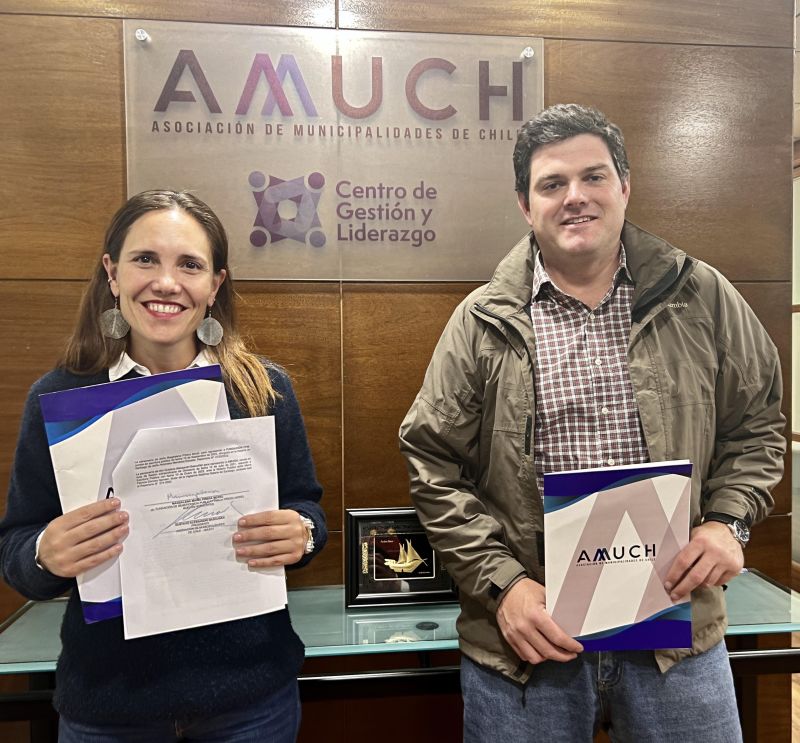 Magdalena Piñera, directora Ejecutiva de FPM, junto a Gustavo Alessandri, alcalde de Zapallar y presidente de la AMUCH, en la firma del convenio. Magdalena Piñera, directora Ejecutiva de FPM, junto a Gustavo Alessandri, alcalde de Zapallar y presidente de la AMUCH, en la firma del convenio.