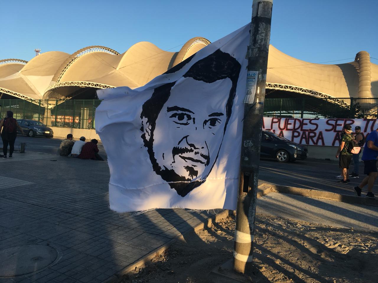 Bandera de Alex Nuñez. Foto: Paula Huenchumil Bandera de Alex Nuñez. Foto: Paula Huenchumil