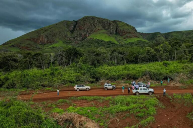 El cerro Manomó, en la región de Santa Cruz, es una de las áreas donde se hacen trabajos de prospección de tierras raras y minerales tecnológicos. Foto: cortesía Gobernación de Santa Cruz.