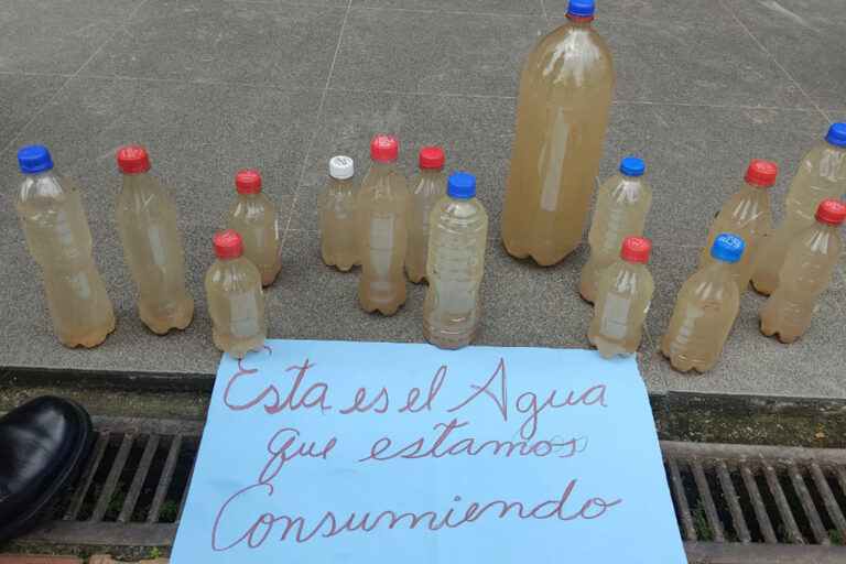 En octubre de 2023 se realizó una marcha en Francisco de Orellana en contra de la minería ilegal y se denunció la mala calidad del agua del río Payamino. Foto: cortesía Cáritas