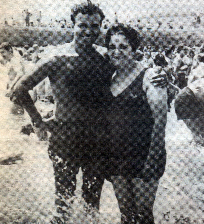 Menem con su madre a mediados del siglo XX.