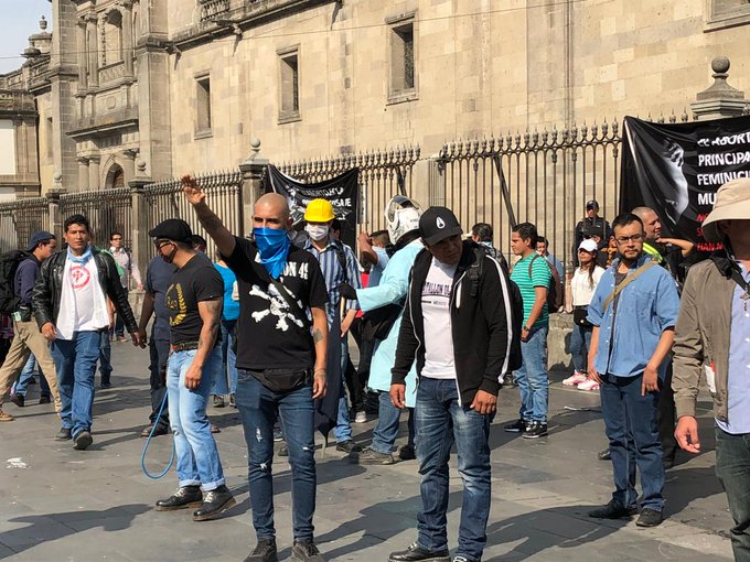 Hombres en contra del aborto en la marcha en México.