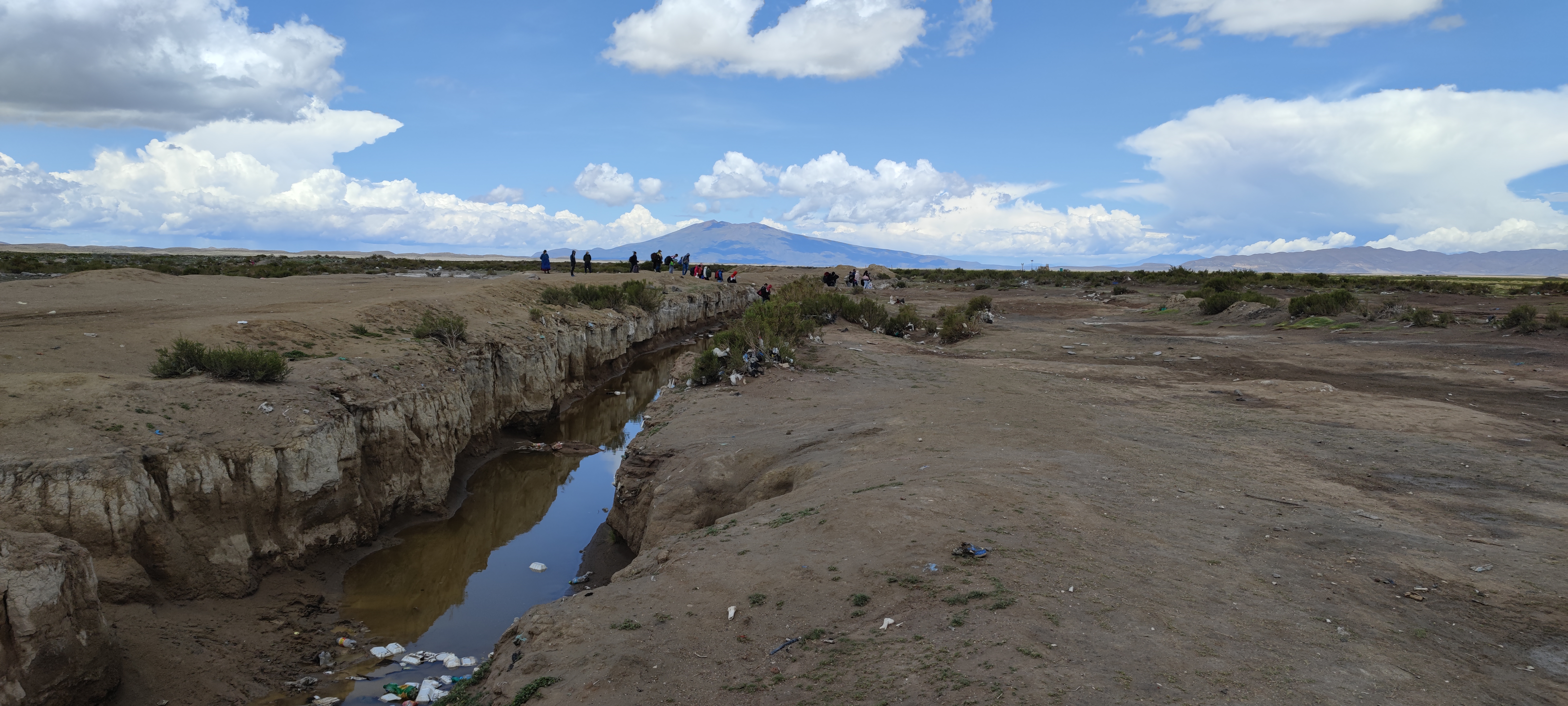Grupo de migrantes pasando por la frontera Grupo de migrantes pasando por la frontera