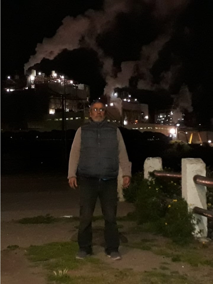 A 400 metros de su casa, Miguel Insunza convive con cuatro termoeléctricas de Aes Gener. Una es Campiche, el símbolo de una pelea que impulsó la comunidad y que terminó perdiendo en manos del lobby de Estados Unidos y del propio Estado chileno. A 400 metros de su casa, Miguel Insunza convive con cuatro termoeléctricas de Aes Gener. Una es Campiche, el símbolo de una pelea que impulsó la comunidad y que terminó perdiendo en manos del lobby de Estados Unidos y del propio Estado chileno.