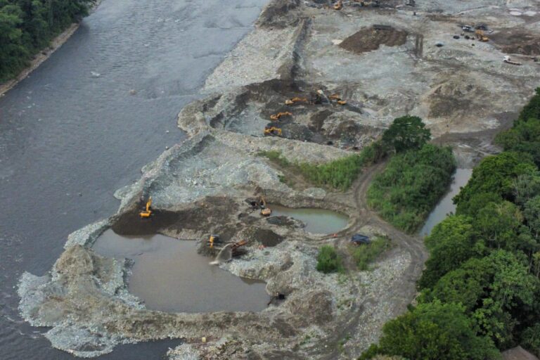 Minería en los ríos de la provincia de Napo. Foto: cortesía José Moreno