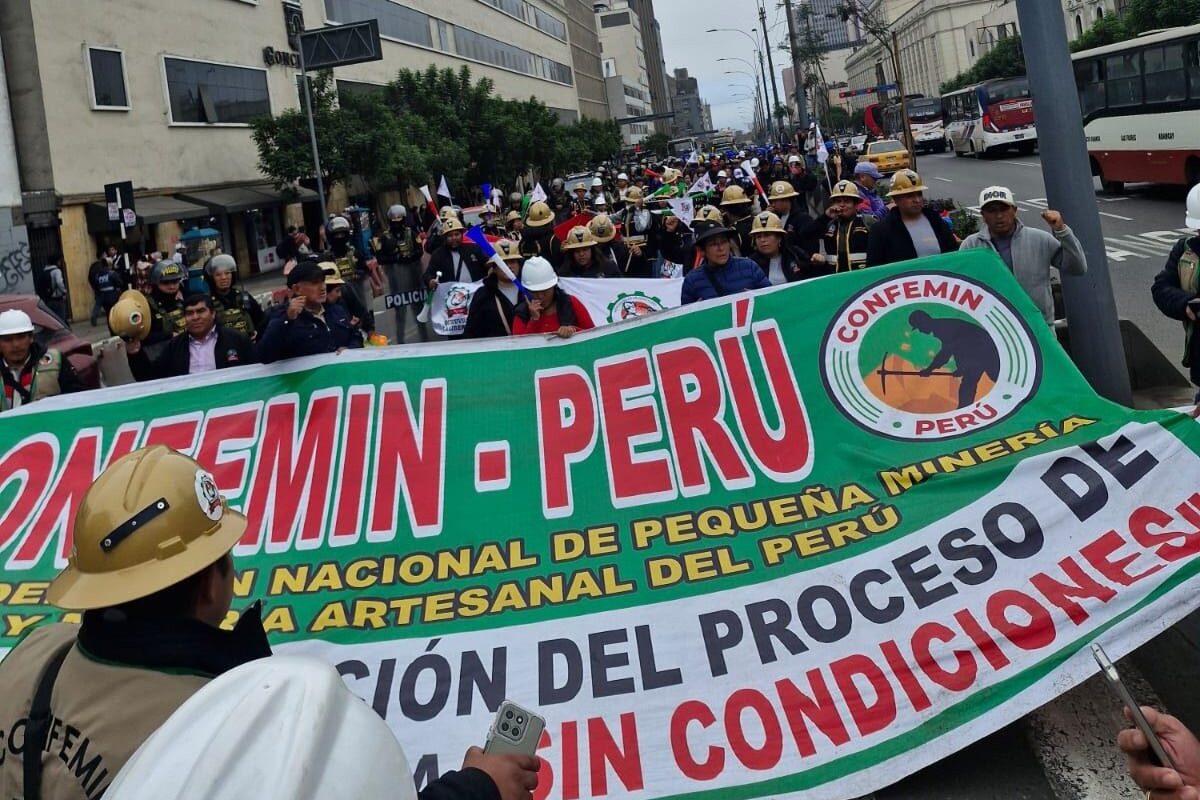 Mineros de Confemin marchan por las calles de Lima. Foto: Confemin Perú.