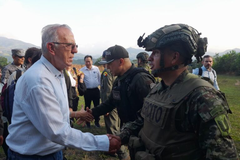 El ministro de Defensa, Iván Velásquez, recorriendo los municipios más afectados del Catatumbo. Foto: Ministerio de Defensa de Colombia El ministro de Defensa, Iván Velásquez, recorriendo los municipios más afectados del Catatumbo. Foto: Ministerio de Defensa de Colombia