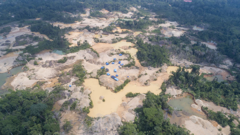 Campamento minero a la altura del kilómetro 8 de la trocha carrozable del centro poblado Delta 1 a la comunidad de San José de Karene. Foto: Vico Méndez. Campamento minero a la altura del kilómetro 8 de la trocha carrozable del centro poblado Delta 1 a la comunidad de San José de Karene. Foto: Vico Méndez.