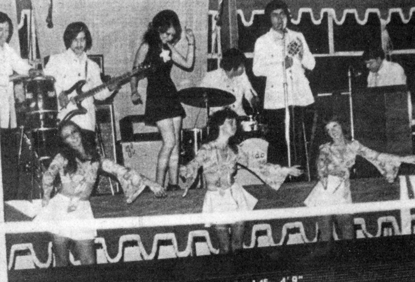 Mónica Lagos, abajo a la izquierda, bailando en el grupo Onda Brava en el Hotel Carrera. Mónica Lagos, abajo a la izquierda, bailando en el grupo Onda Brava en el Hotel Carrera.