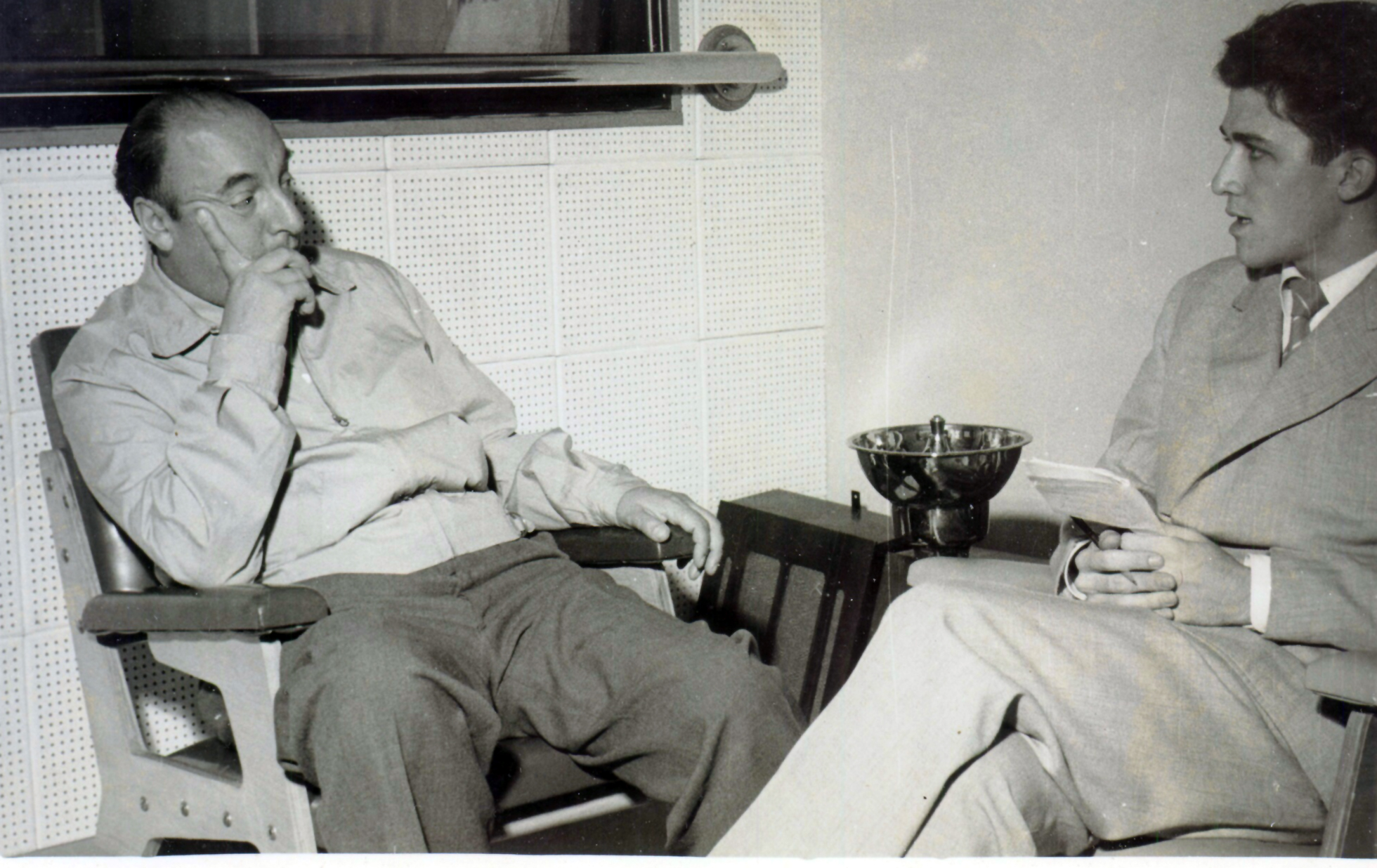 Moniz Bandeira, el autor, muy joven, con Pablo Neruda. Moniz Bandeira, el autor, muy joven, con Pablo Neruda.