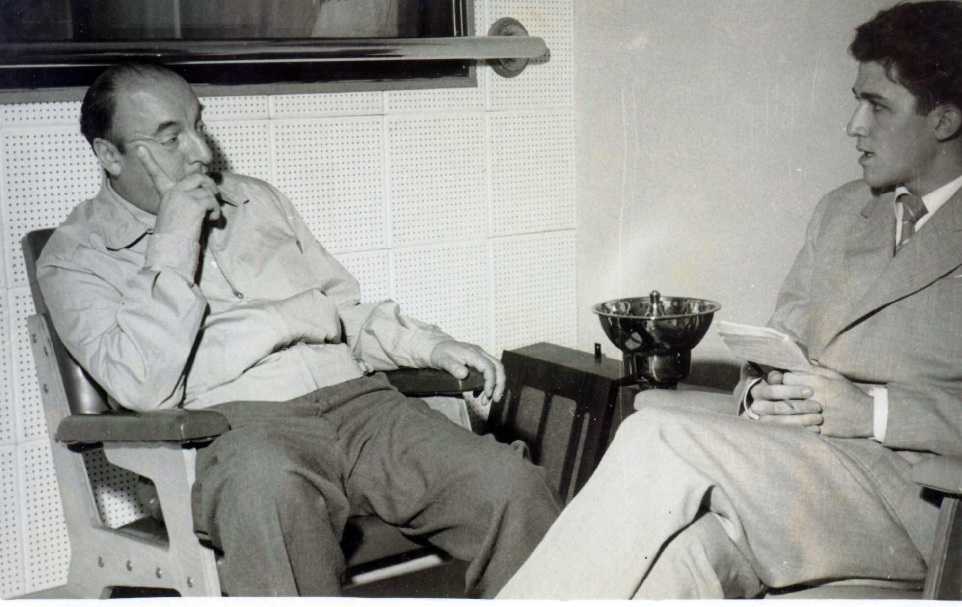 Moniz Bandeira, el autor, muy joven, con Pablo Neruda.