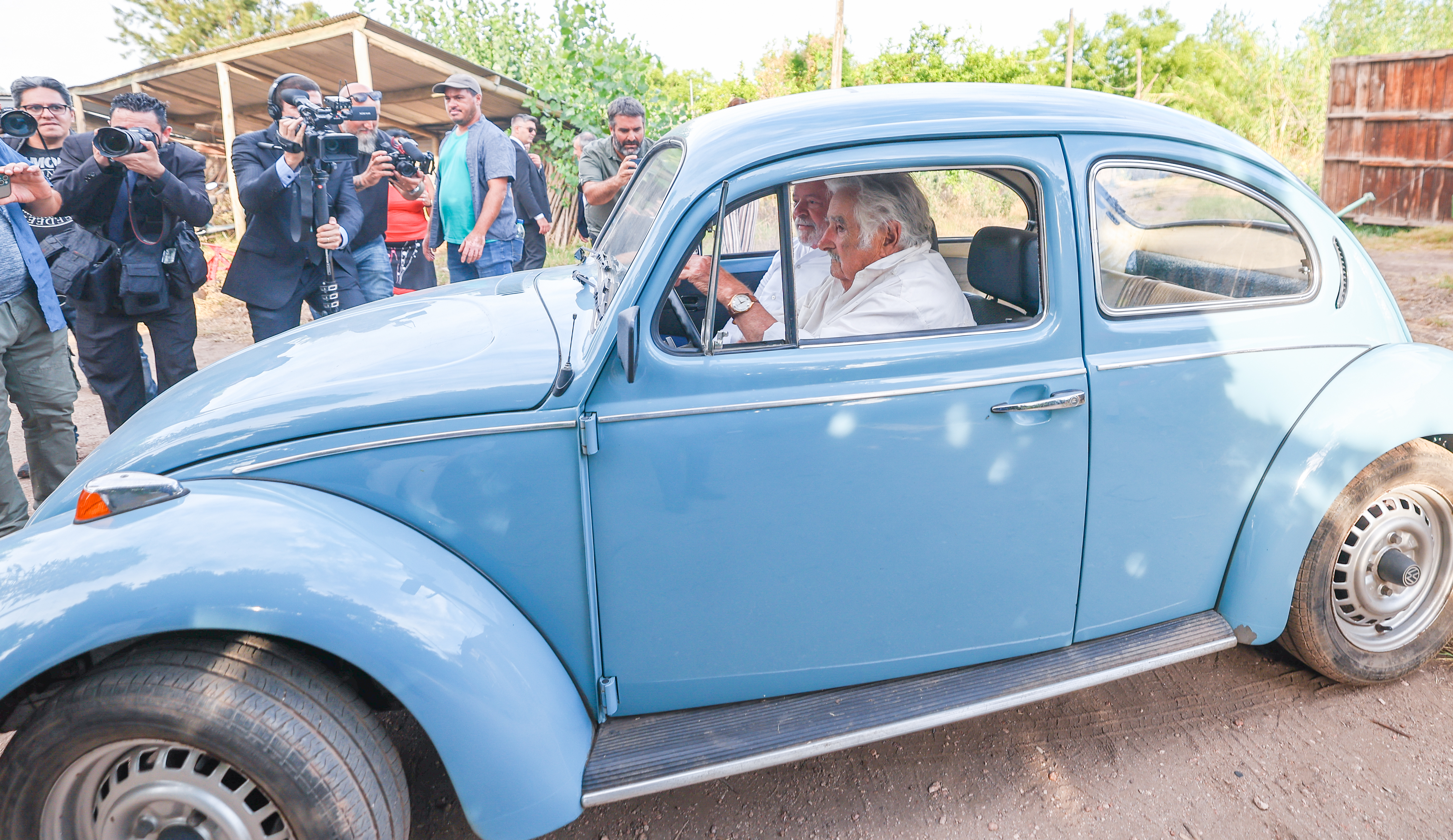 Mujica en su Volkswagen Escarabajo de 1987.