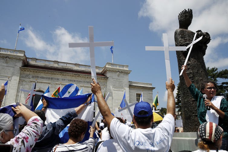 Exiliados nicaragüenses se manifestaron contra el Gobierno de Ortega en los exteriores de la sede central de la Organización de los Estados Americanos, en Washington, el 4 de junio de 2018.  AP Photo/Jacquelyn Martin