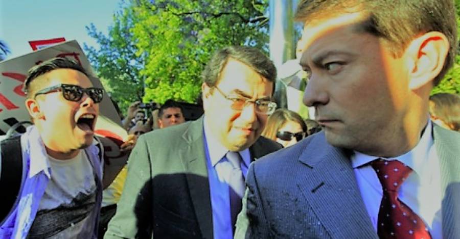 Nicolás Imschenetzky (a la derecha) y Mario Rojas (en el centro) en el homenaje a Miguel Krasnoff, ex empleado de la familia, en el Club Providencia en noviembre de 2011. Nicolás Imschenetzky y Mario Rojas.