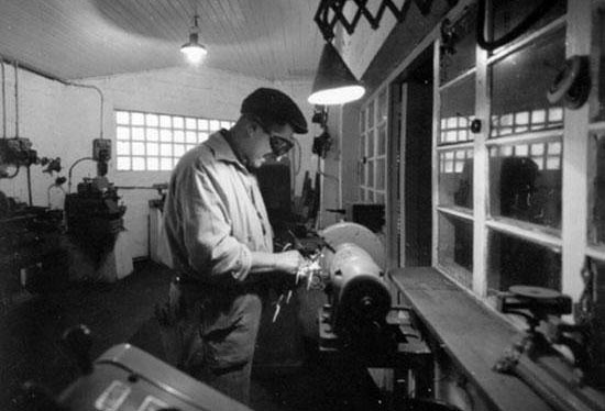 Obrero en un torno. Foto: Antonio Quintana Obrero en un torno. Foto: Antonio Quintana