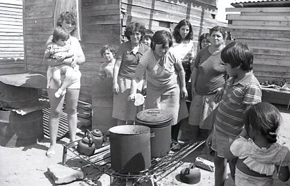 Olla común en campamento de Macul. Foto de Nelson Muñoz. Olla común en campamento de Macul. Foto de Nelson Muñoz.