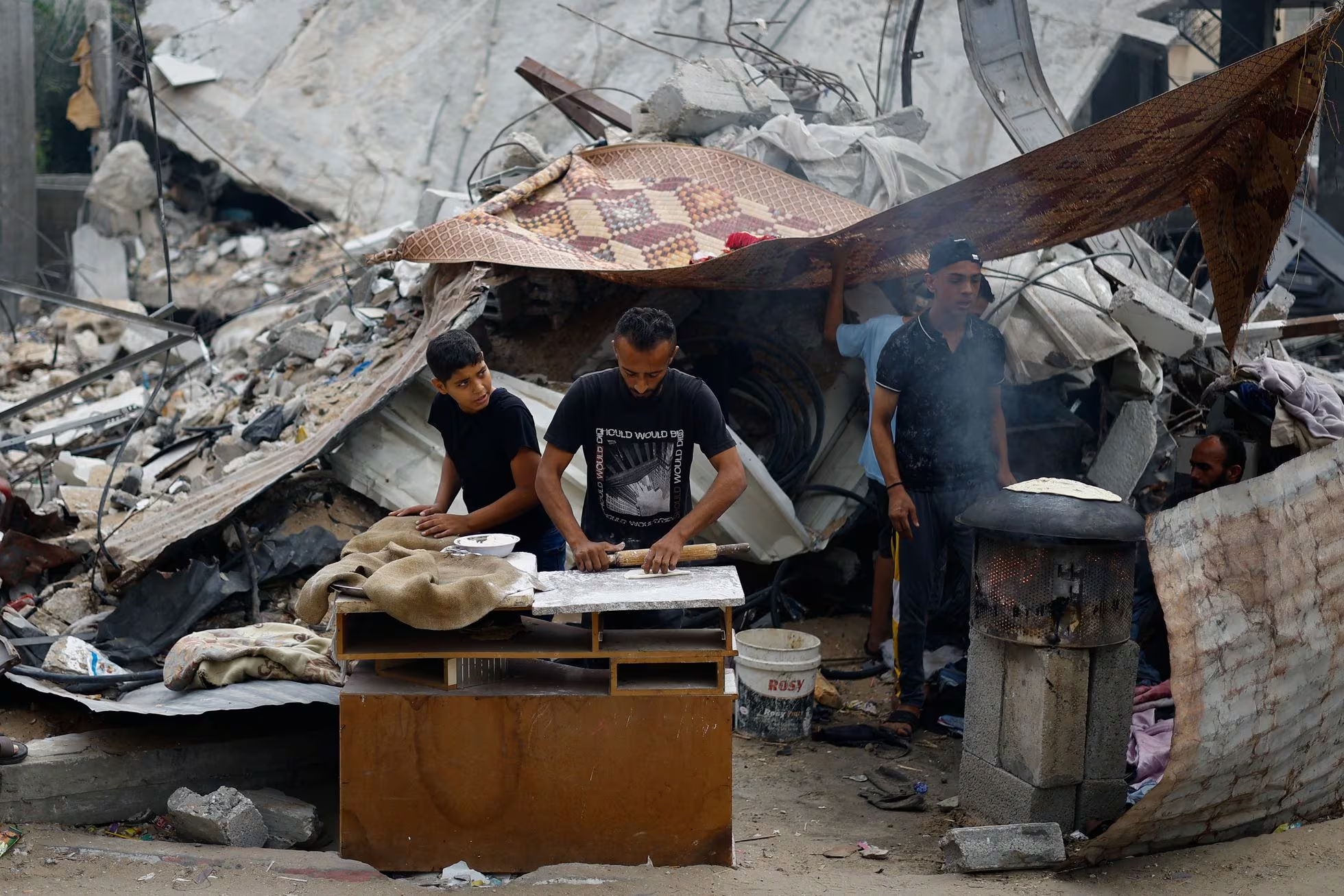 Palestinos preparan comida en medio de las ruinas Palestinos preparan comida en medio de las ruinas