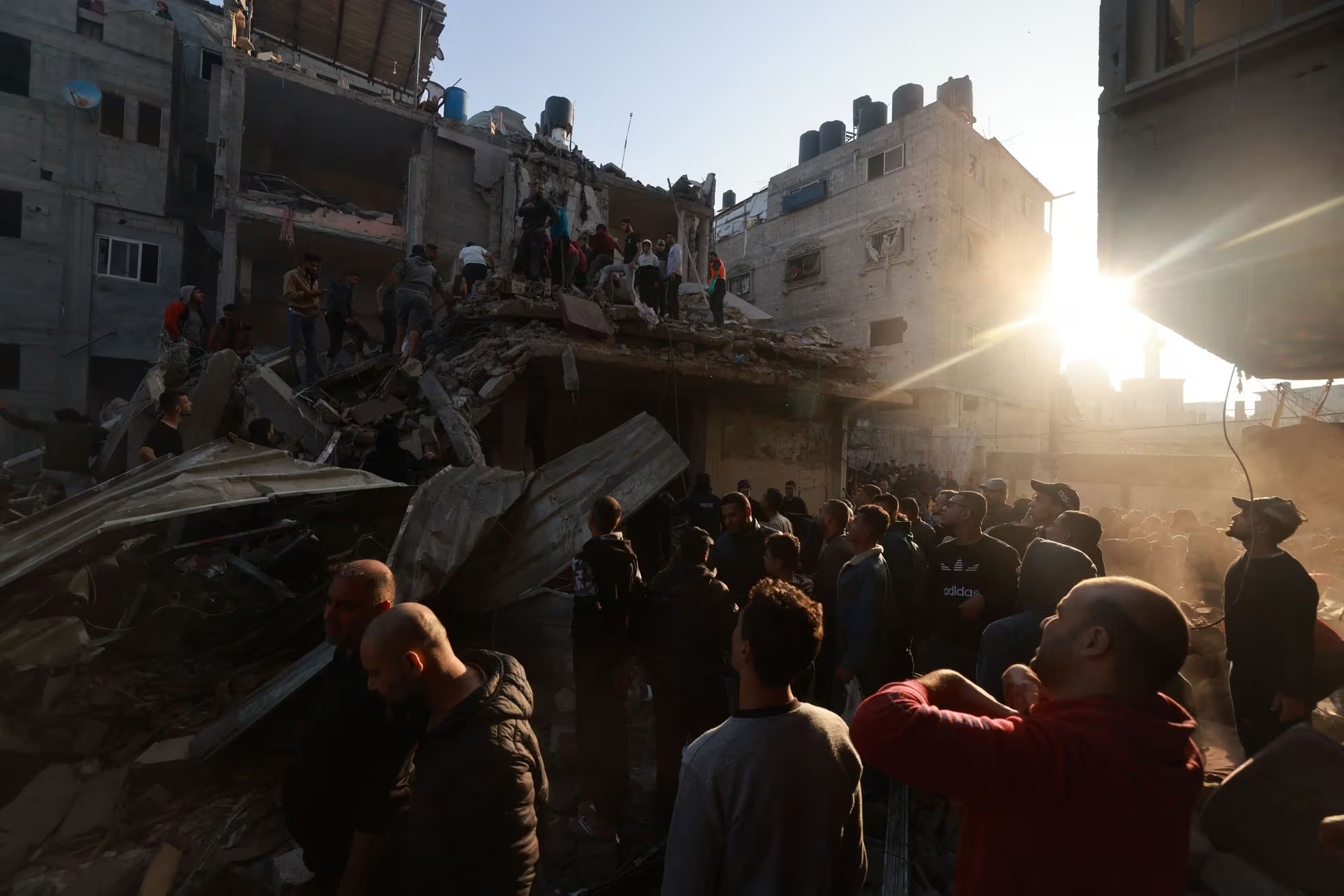 Palestinos buscan sobrevivientes Palestinos buscan sobrevivientes