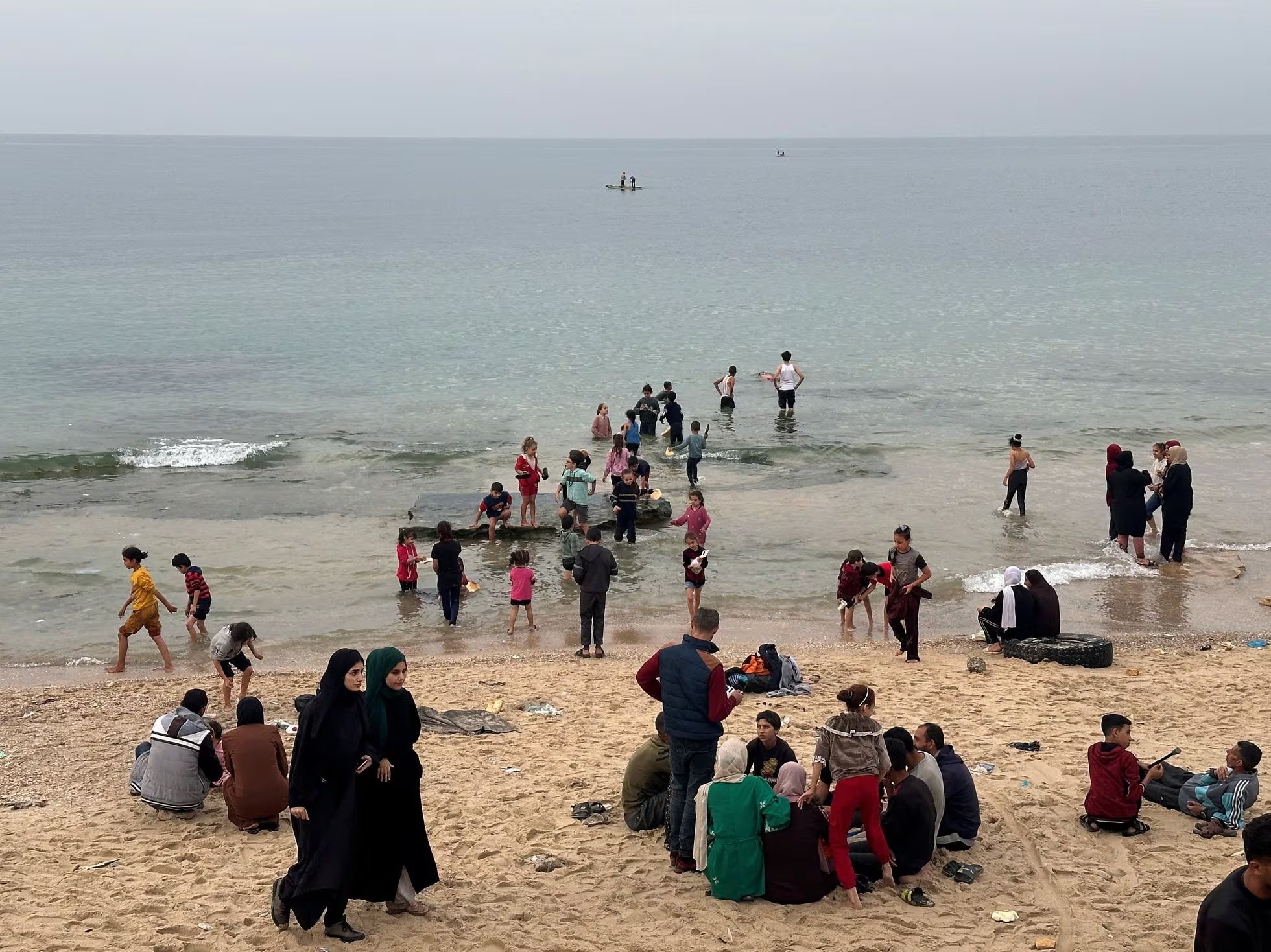 Palestinos en la playa de Deire al Balah Palestinos en la playa de Deire al Balah