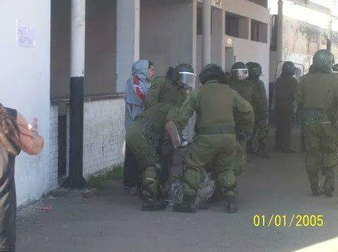 Una foto que corre entre barristas donde se ve a carabineros golpeando a El Pirata, mientras observa Pancho Malo.