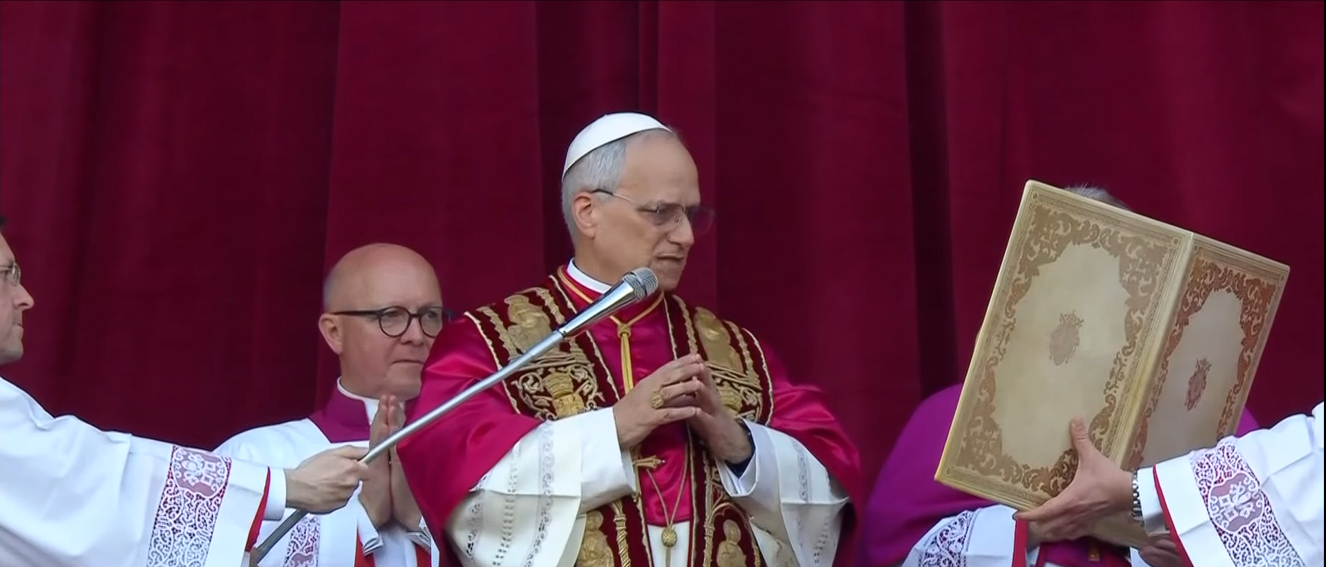 Papa León Xiv dando lectura de su mensaje.