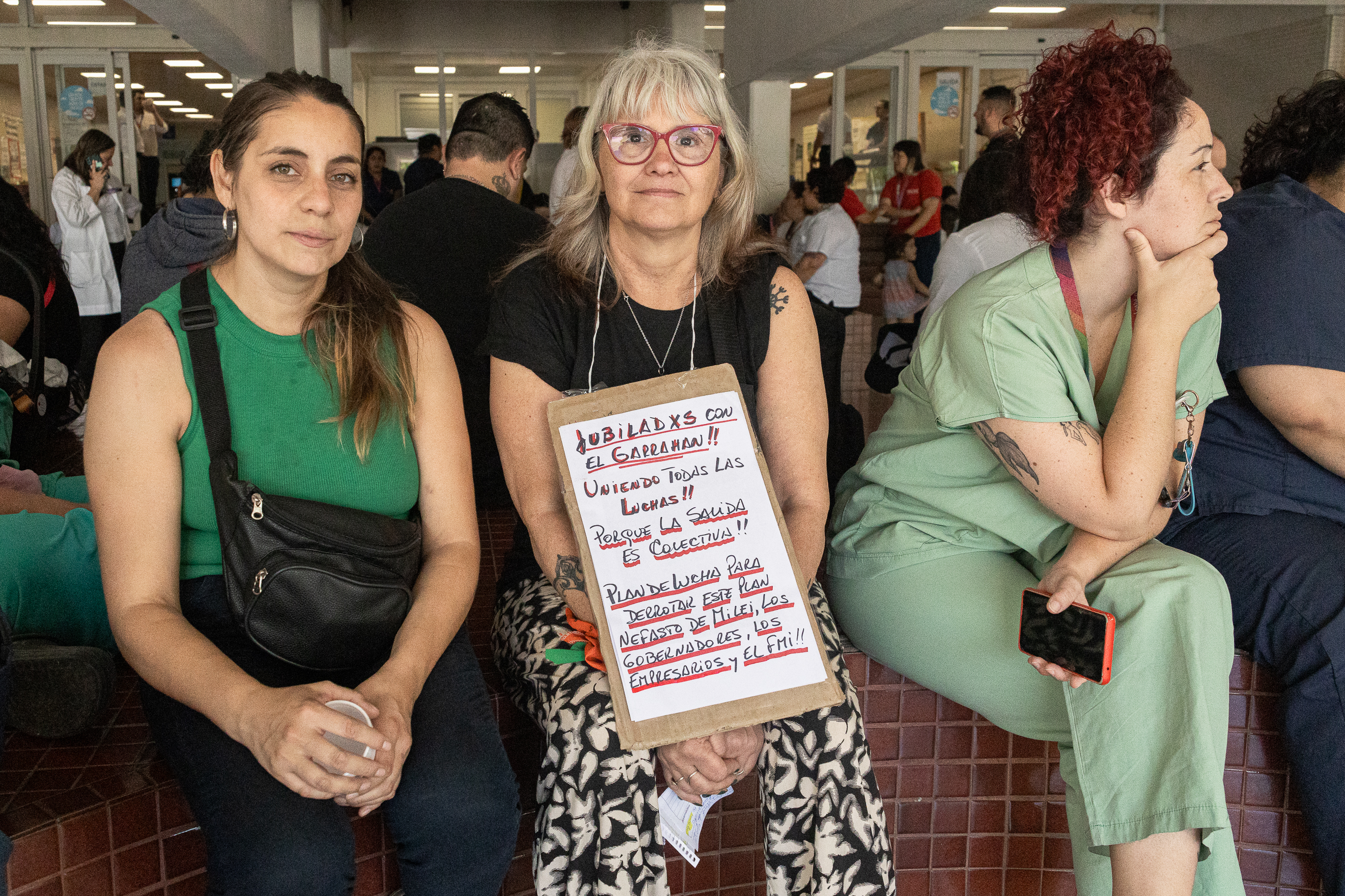 Trabajadores jubilados se manifiestan en apoyo a los trabajadores del Hospital Garrahan y en contra de Javier Milei.