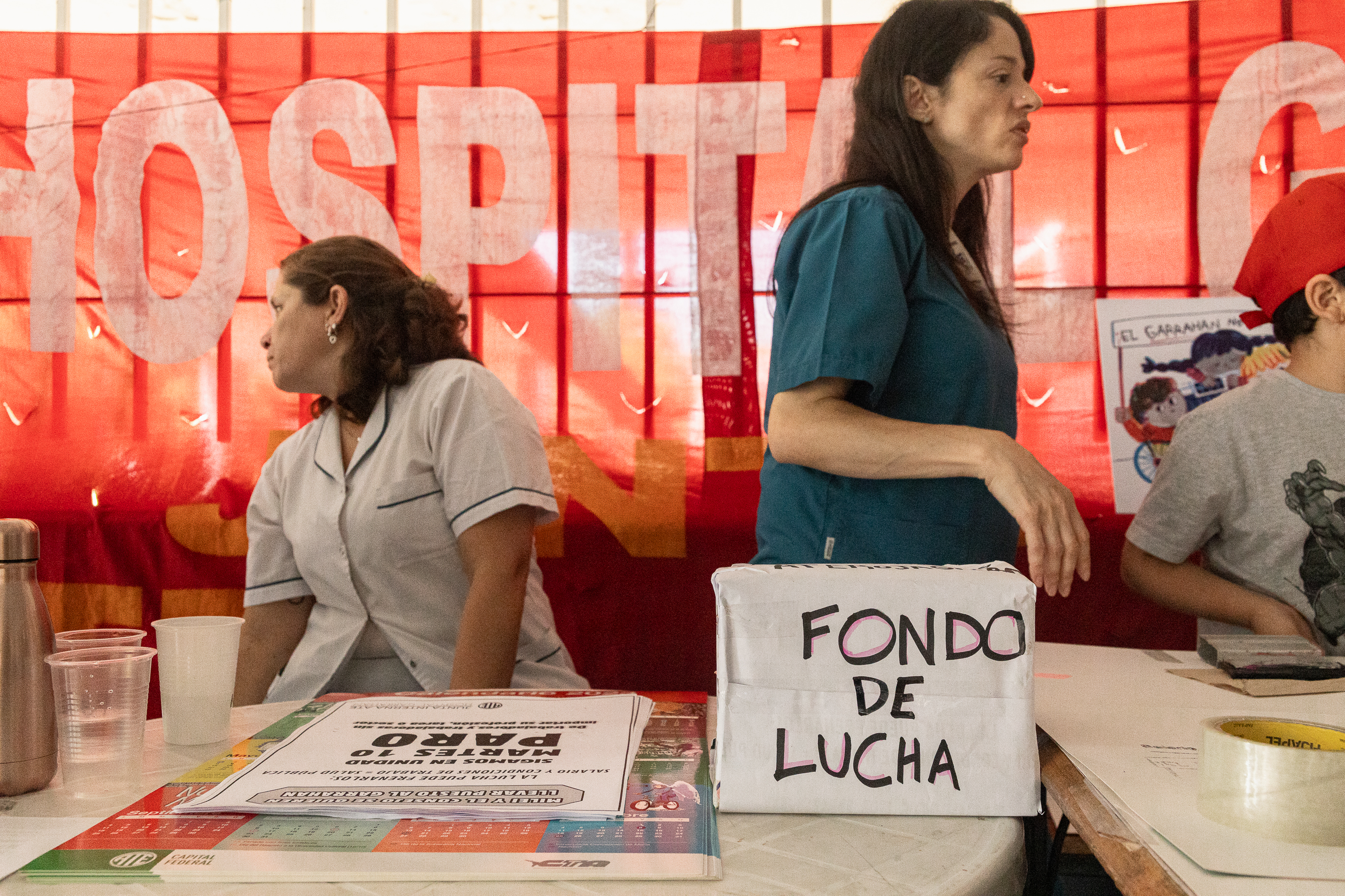 Trabajadoras del Hospital Garrahan con sus uniformes durante el paro.