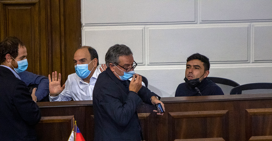 Pedro Muñoz (PS) conversa con la bancada de la derecha antes de rechazar el inciso sobre la asimetría del bicameralismo