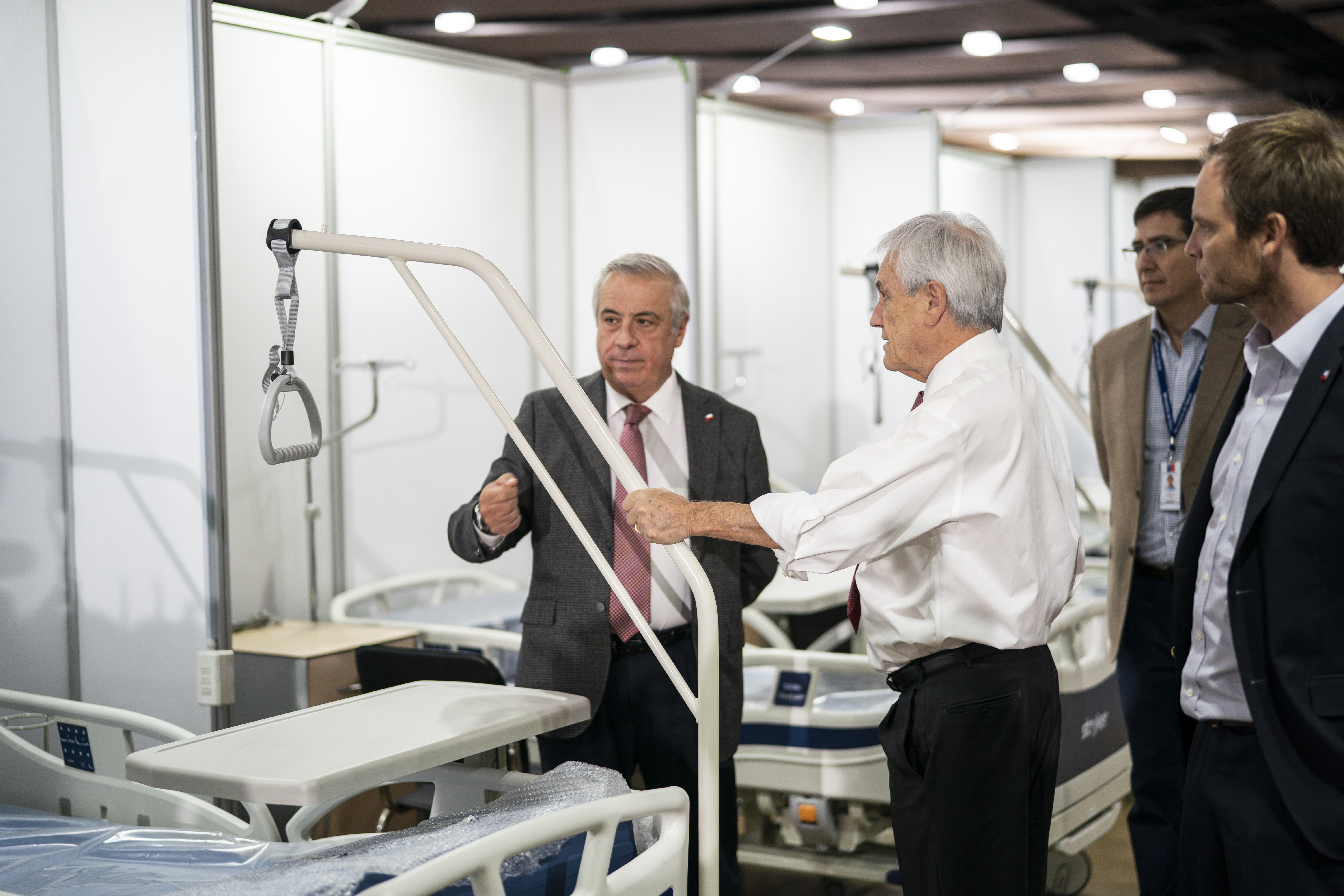 El 24 de marzo, Piñera visitó las instalaciones de camas en Espacio Riesco. El presidente aparece sin mascarillas ni guantes, cerca del ministro Jaime Mañalich.