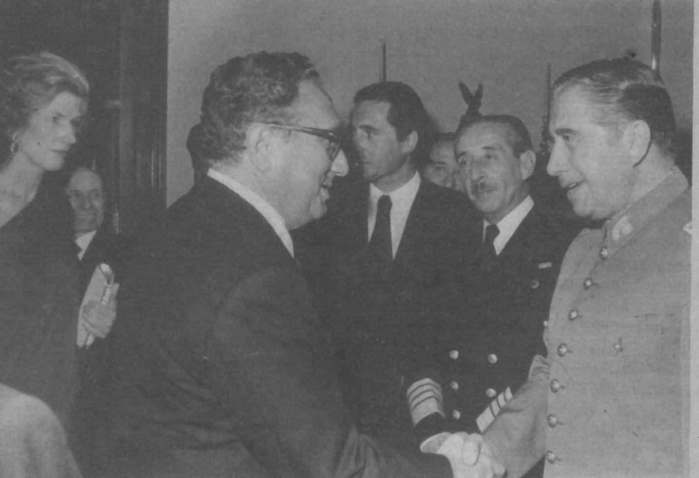 Pinochet y Henry Kissinger Pinochet y Henry Kissinger