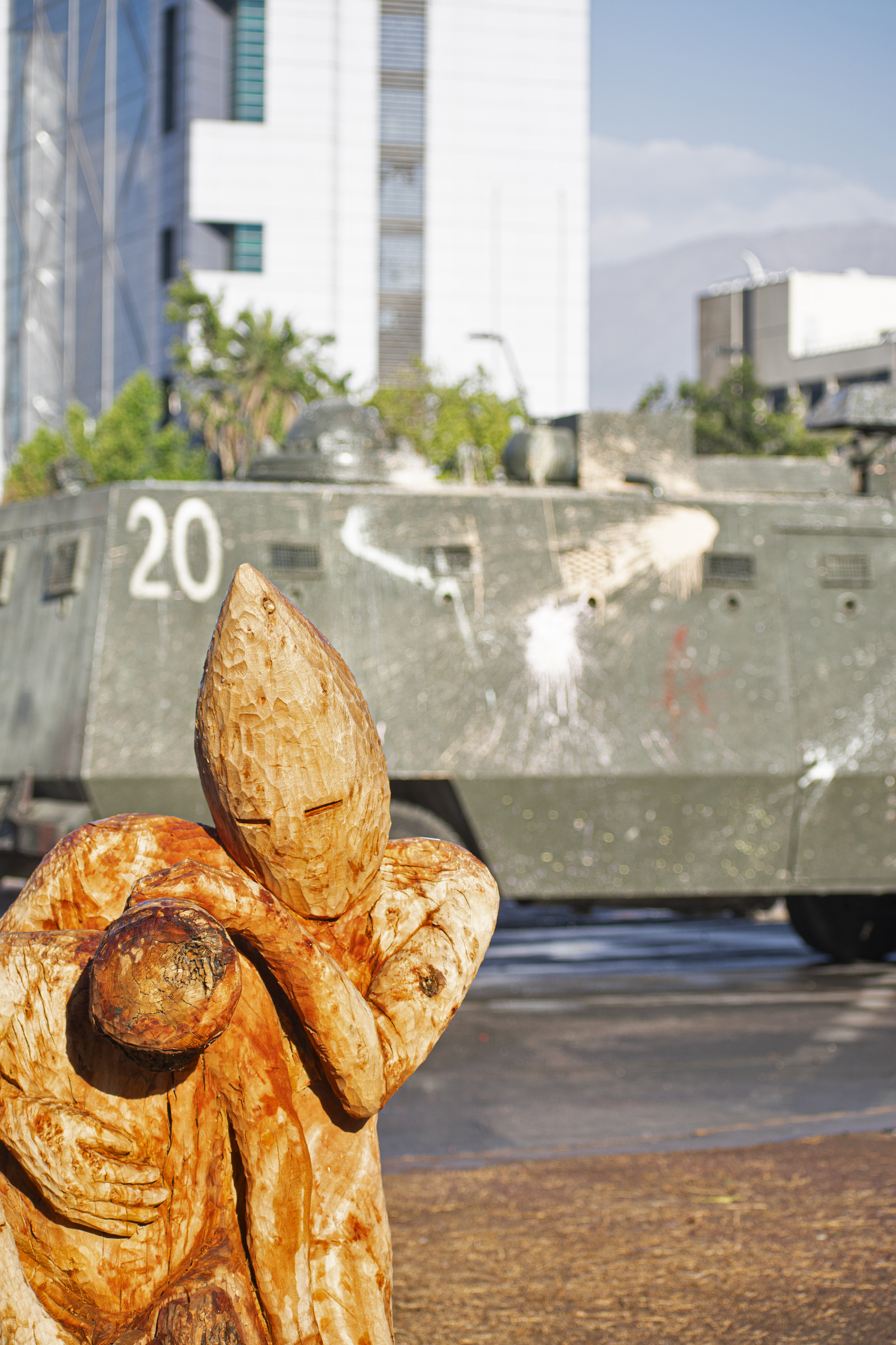 Plaza Italia, 09 de diciembre 2019. Monumento tallado en madera. Plaza Italia, 09 de diciembre 2019. Monumento tallado en madera.