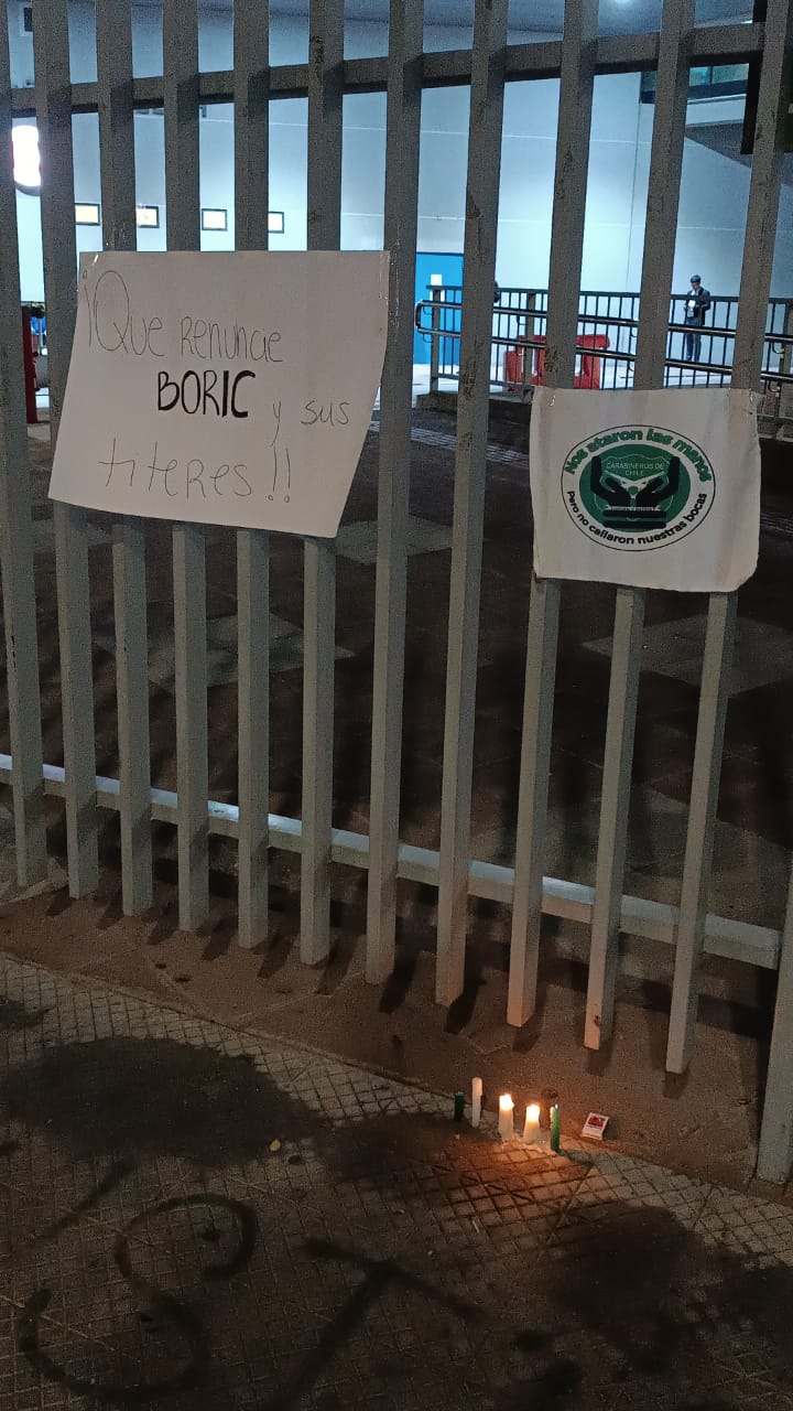 Pancartas de apoyo a Carabineros y críticas al gobierno de Boric afuera de la Posta Central. (Fotografía: Camilo Solís / Interferencia)