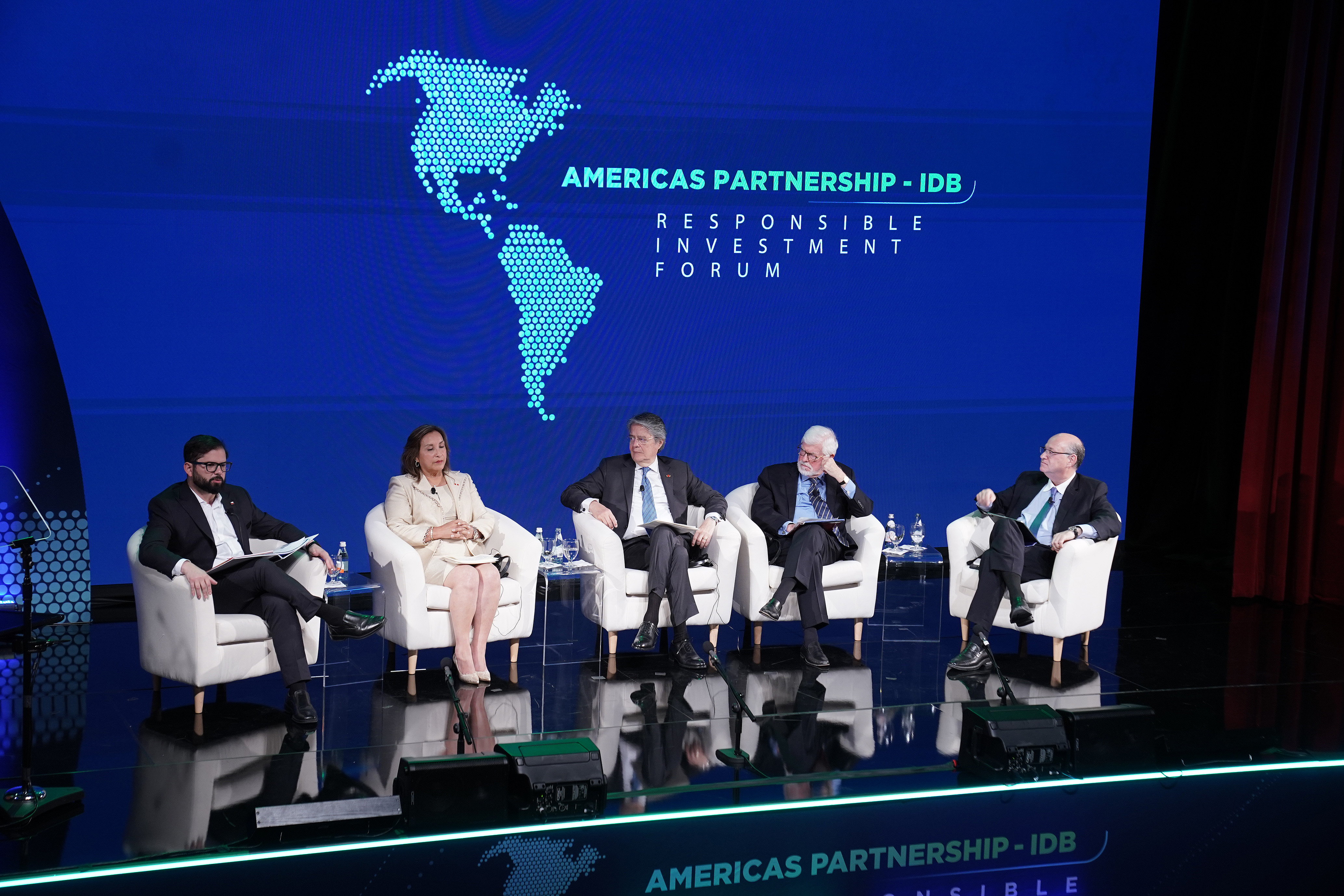 Presidente Gabriel Boric interviene en el Foro de Inversión Responsable, también participan Dina Boluarte, Guillermo Lasso, Christopher Dodd e Ilan Goldfajn. Gabriel Boric, Dina Boluarte, Guillermo Lasso, Christopher Dodd e Ilan Goldfajn.