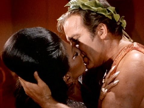 El primer beso interracial de la TV de Estados Unidos El primer beso interracial de la TV de Estados Unidos