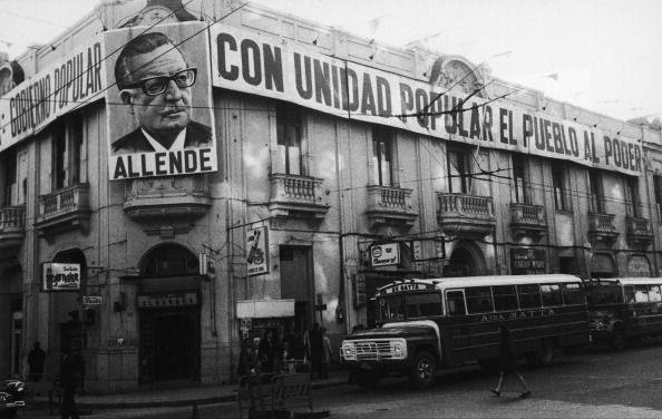 Propaganda de Allende en la sede del PC, en Teatinos con Compañía.