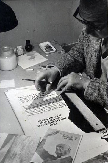 Publicista trabajando en la propaganda de Alessandri. Foto de Tatiana Vega Publicista trabajando en la propaganda de Alessandri. Foto de Tatiana Vega
