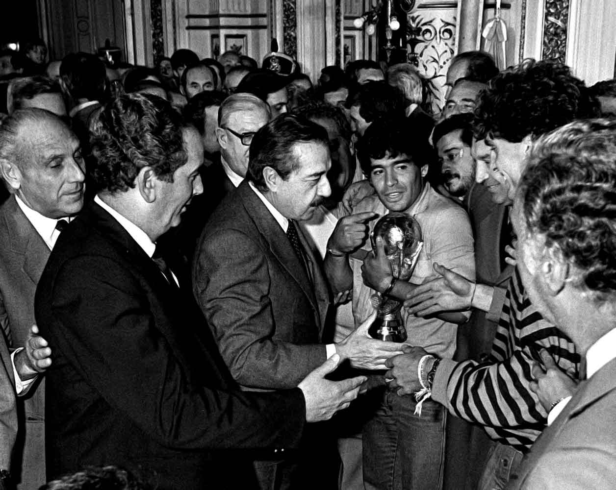 Raúl Alfonsín y Diego Maradona. Foto: @AlfonsinEpopeya. Raúl Alfonsín y Diego Maradona