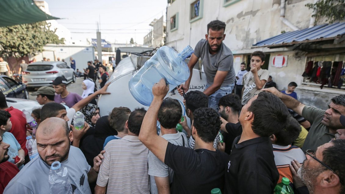 Reparto de agua en las calles de Gaza.