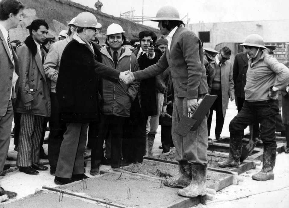 Roberto Cuéllar, de casco blanco junto al presidente Allende cuando fue ministro de Obras Públicas