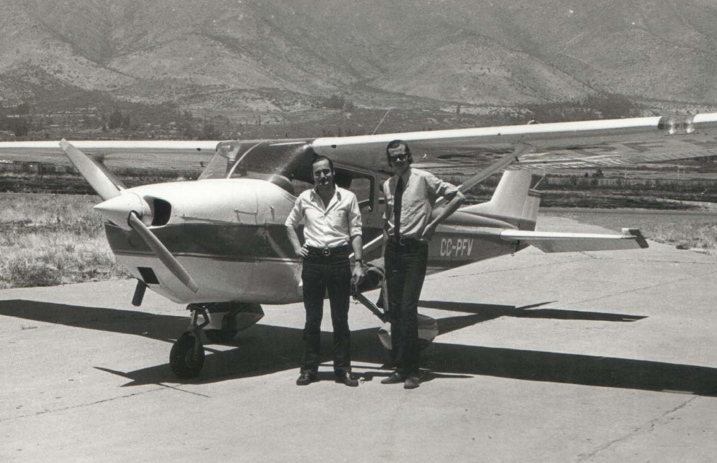 Roberto Thieme junto a Miguel Cessa. Atrás el Cessna 172 con el que viajaban a la Colonia Dignidad y a Argentina