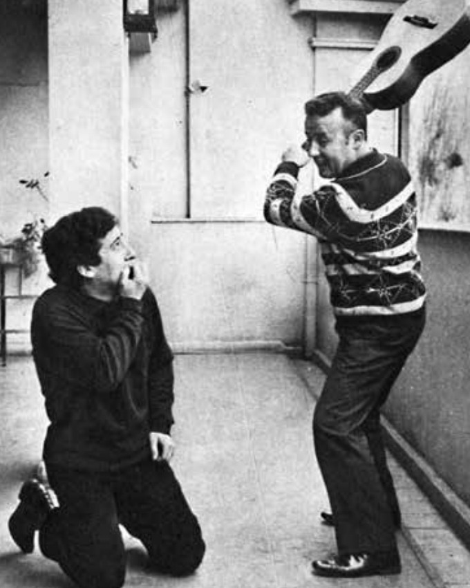 Rolando Alarcón y Víctor Jara se conocían hace años, ya que ambos habían sido parte del conjunto Cucumén. Crédito: Foto Publicada en la biografía.