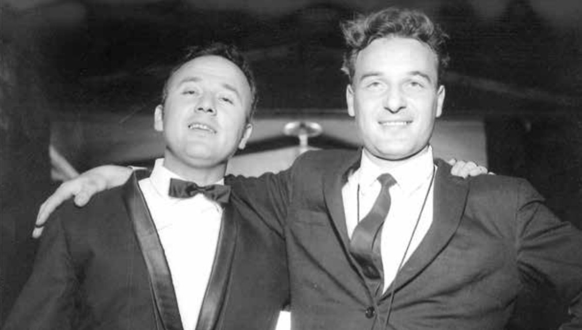 En esta foto junto a Patricio Manns. Ambos irrumpirían con fuerza en la escena musical en 1965. Alarcón con su tema ‘Si somos americanos’ y Manns con ‘Arriba en la cordillera’. . Crédito: Foto Publicada en la biografía.