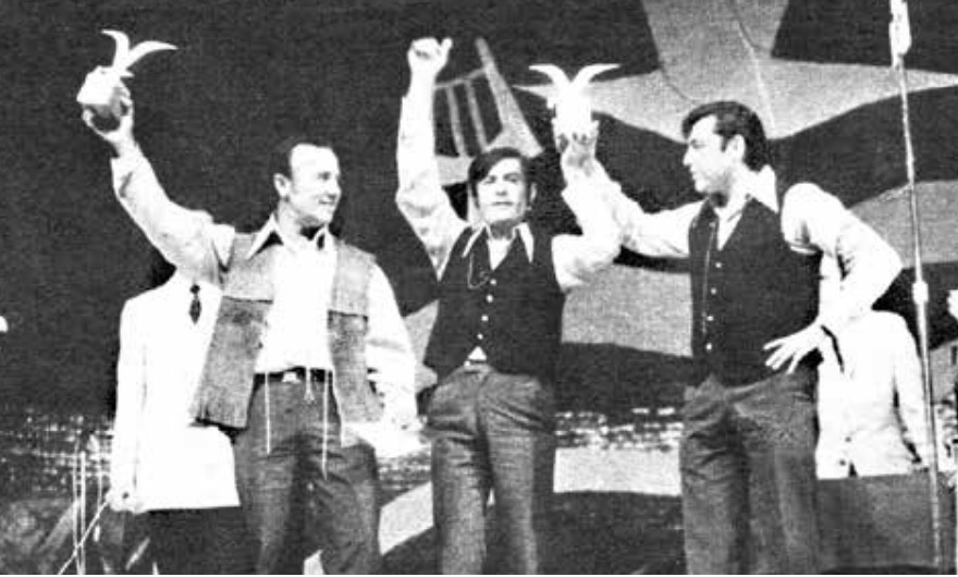 Junto a ‘Los Emigrantes’, en 1970 Alarcón recibió el primer premio en el Festival de Viña del Mar por la canción ‘El Hombre’. Crédito: Foto Publicada en la biografía.