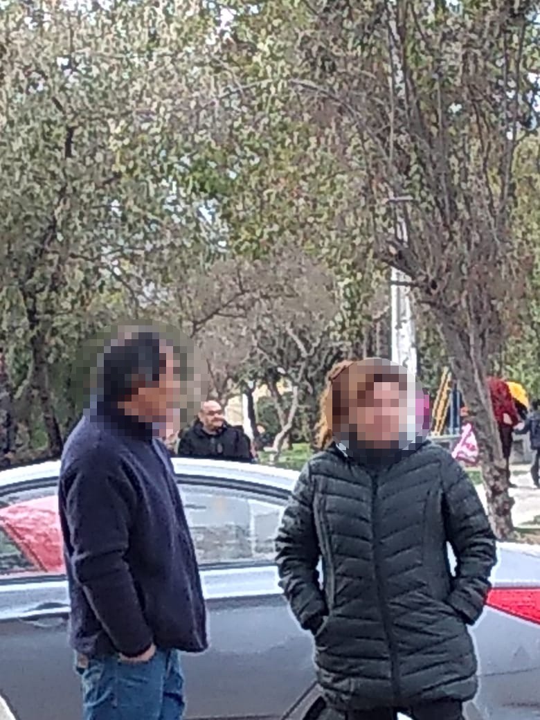 Pedro Jaque, al fondo, entre las dos personas que sostienen una conversación, el día de la elección en la sede electoral de San Ramón Pedro Jaque, al fondo, entre las dos personas que sostienen una conversación, el día de la elección en la sede electoral de San Ramón