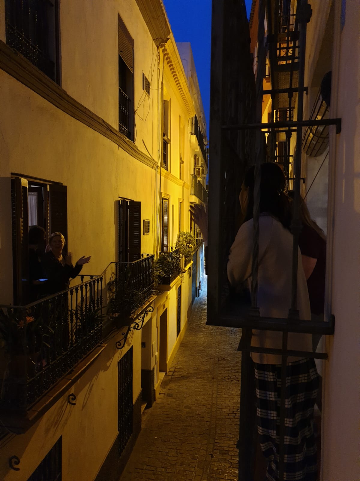 Paulina Podniesinska desde su balcón aplaudiendo a los trabajadores de la salud pública en Sevilla Paulina Podniesinska desde su balcón aplaudiendo a los trabajadores de la salud pública en Sevilla