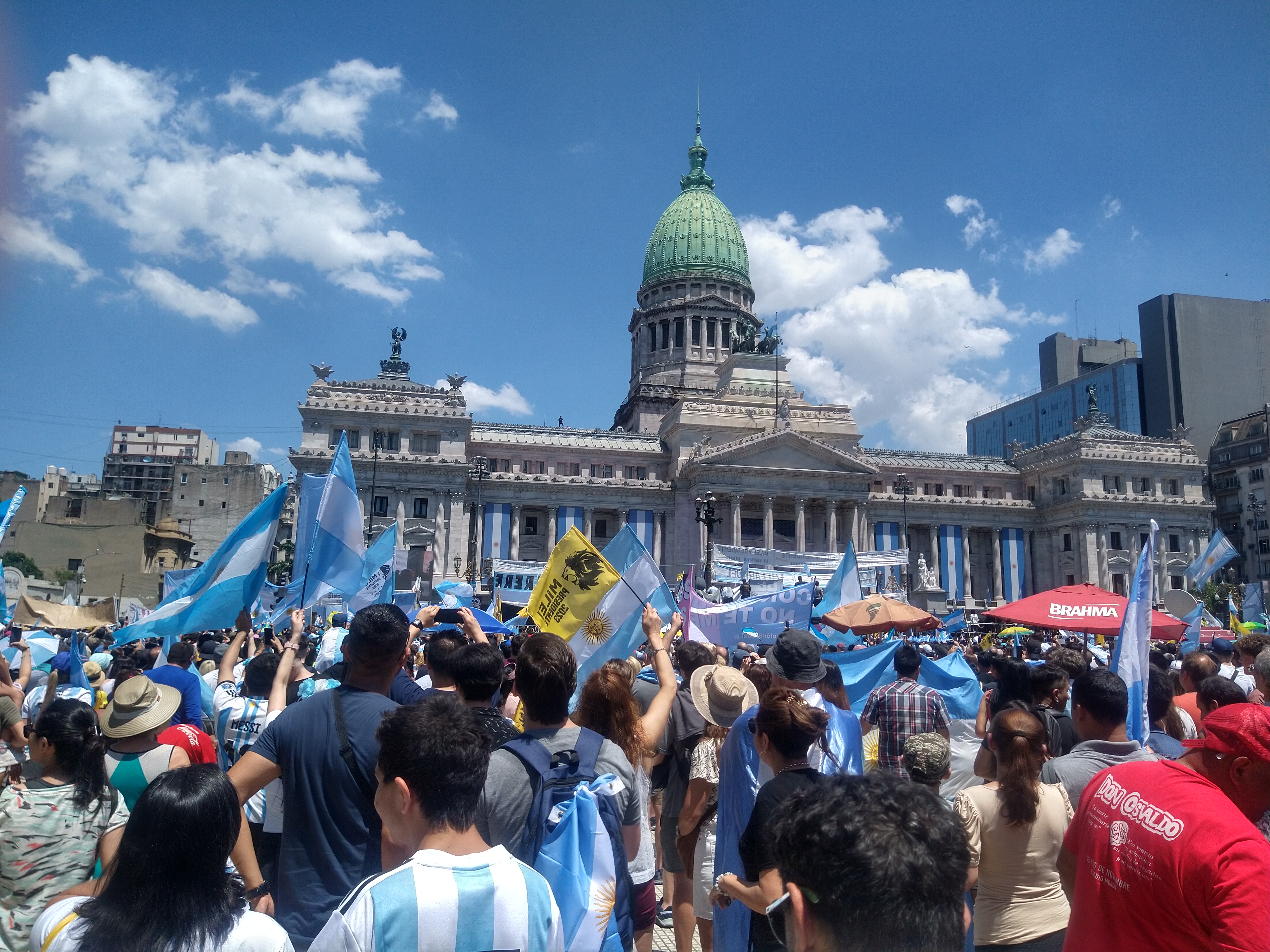 Simpatizantes de Javier Milei esperan su arribo.